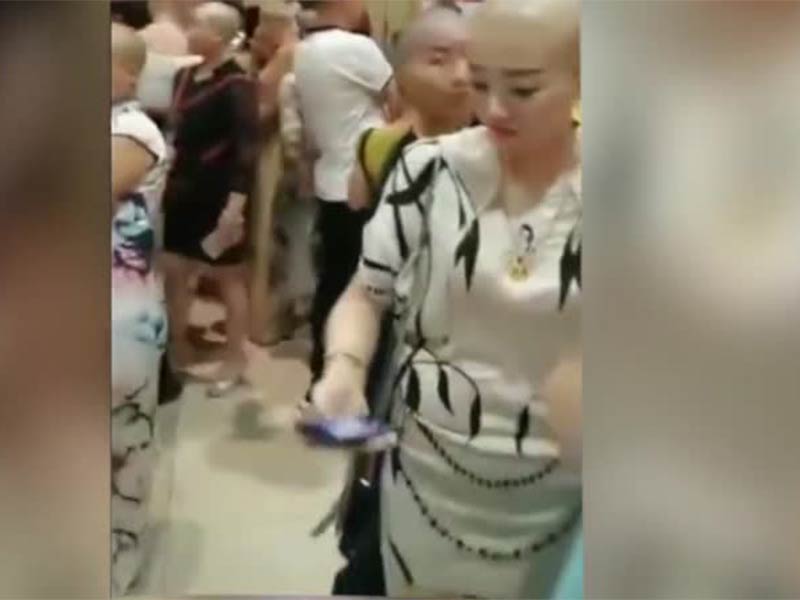 اضغط لمشاهدة الفيديو: العروس والحاضرات حليقات الرؤوس في حفل زفاف في الصين!